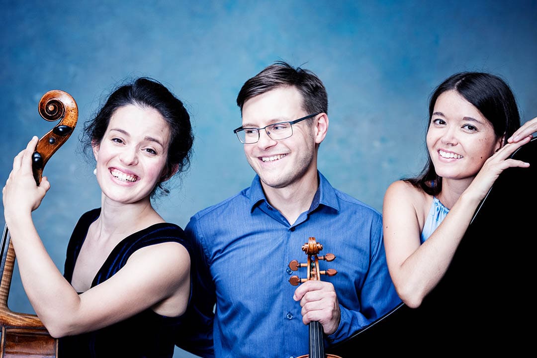 Das Trio spielt im März 2026 bei Elysium Concerts in München im Schloss Nymphenburg